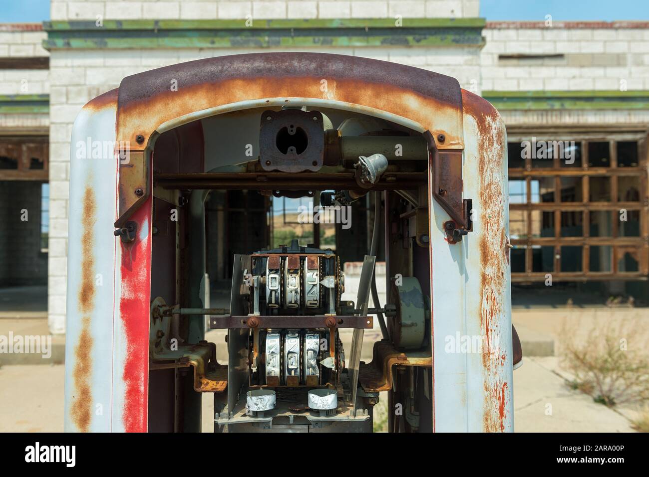 Nahaufnahme einer alten defekten Gaspumpe mit freiliegendem Mechanismus Stockfoto