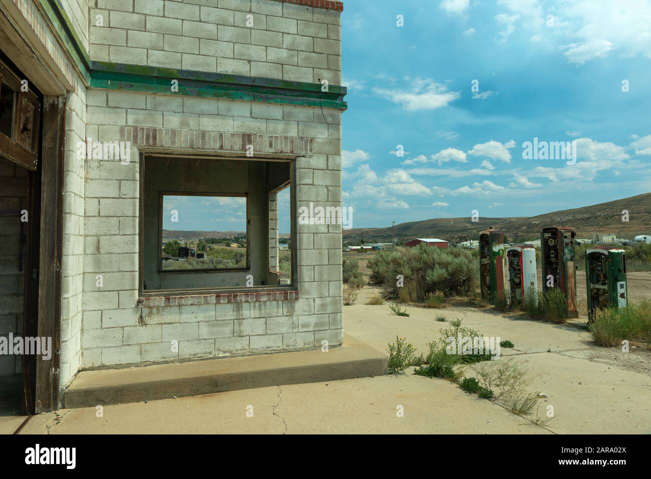 Alte Gaspumpen reihten sich an einer verlassenen Tankstelle ein Stockfoto