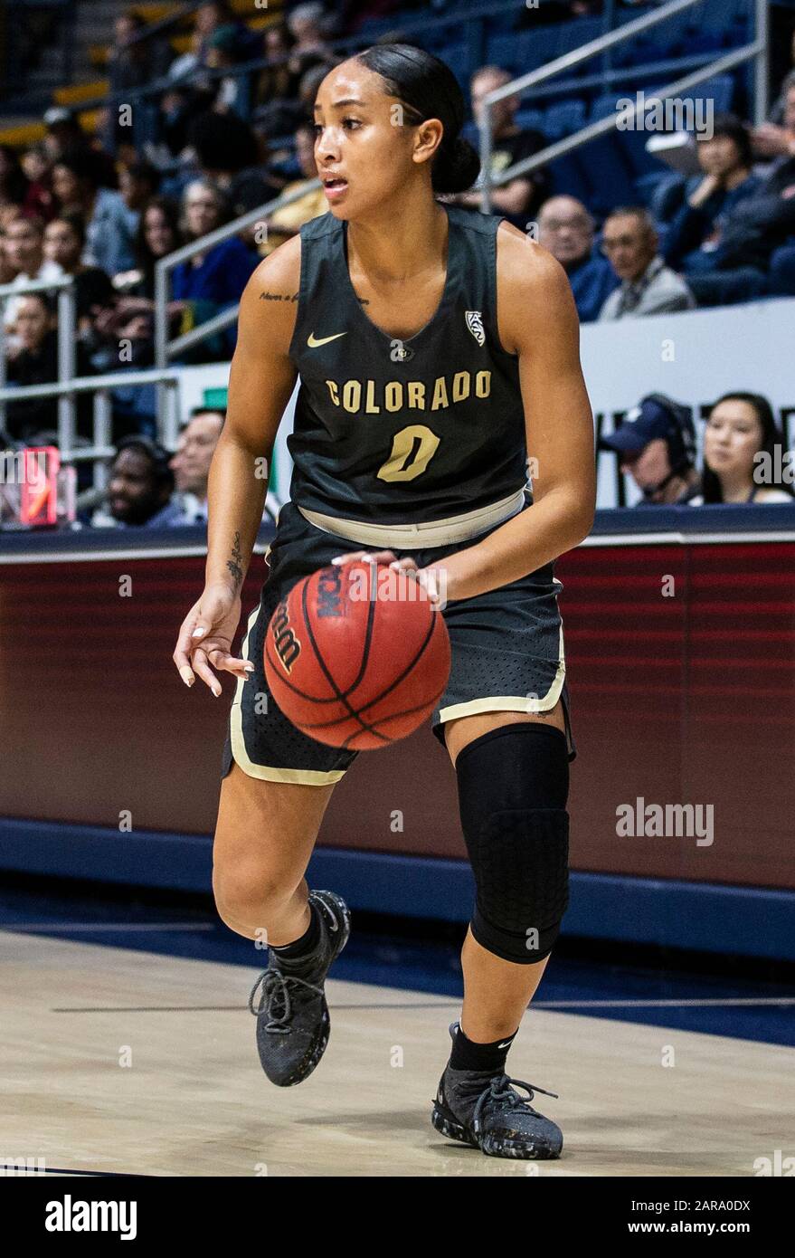 Berkeley, CA U.S. 26. Januar 2020. A. Colorado Buffaloes Guard Quinessa Caylao-Do (0) schaut während des NCAA Women's Basketball Game zwischen Colorado Buffalo und dem California Golden Bears 62-50 Sieg im Hass Pavilion Berkeley Calif. Thurman James/CSM/Alamy Live News den Ball passieren Stockfoto