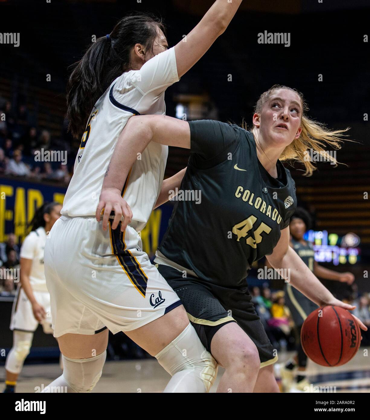 Berkeley, CA U.S. 26. Januar 2020. A. Colorado Buffaloes Forward Charlotte Whittaker (45) fährt während des NCAA Women's Basketball Game zwischen Colorado Buffalo und dem California Golden Bears 62-50 Sieg im Hass Pavilion Berkeley Calif. Thurman James/CSM/Alamy Live News zum Korb Stockfoto