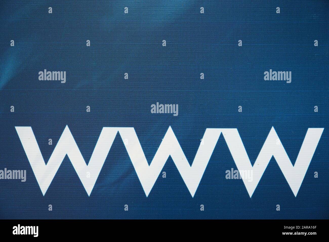 Drei Buchstaben www World Wide Web auf blauem Hintergrund Stockfoto