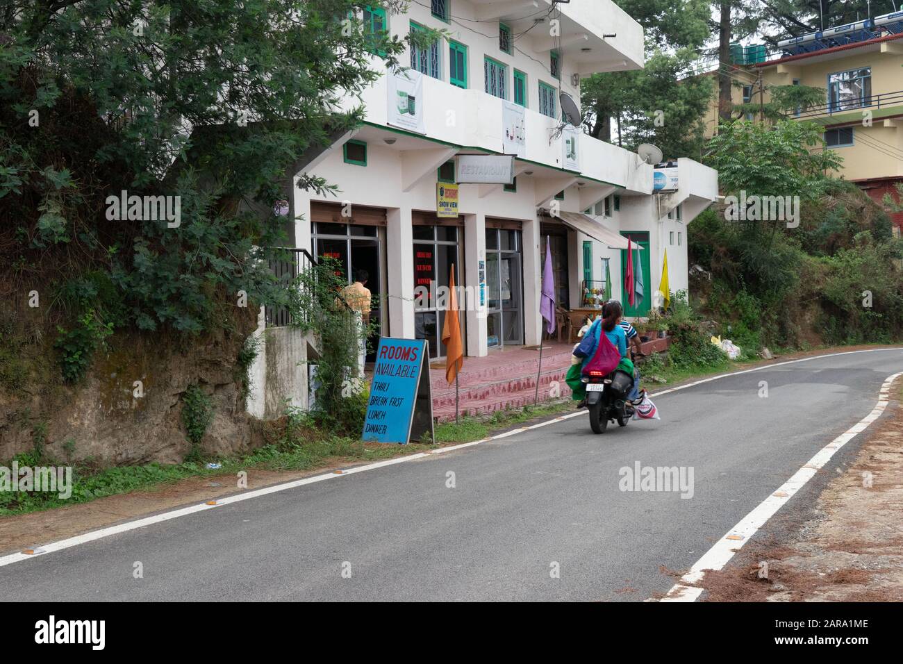 Kleines Hotel mit Zimmern verfügbar Schild, Papersali, Almora, Uttarakhand, Indien, Asien Stockfoto