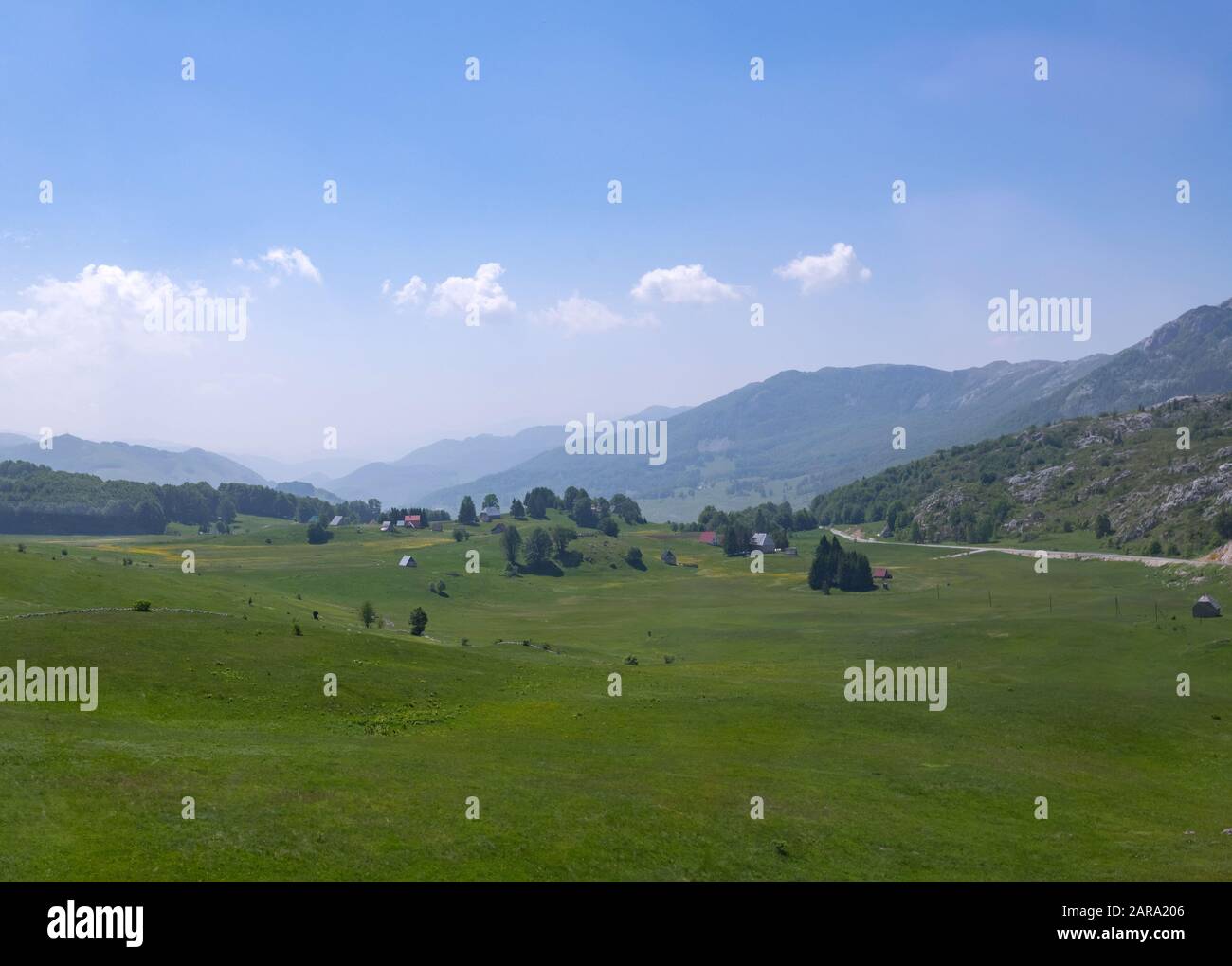 Schöne Sommerlandschaft im nördlichen Teil von Montenegro Stockfoto