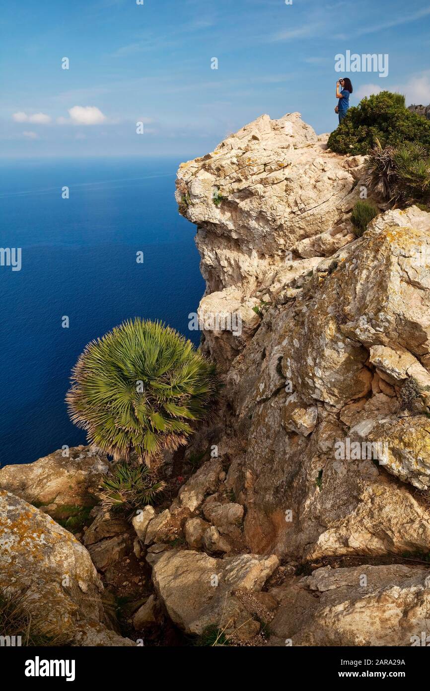 Weibliche Touristen fotografieren Blick von Mirador Es Colomer, Mentor-Halbinsel, Mallorca, Balearen, Spanien Stockfoto