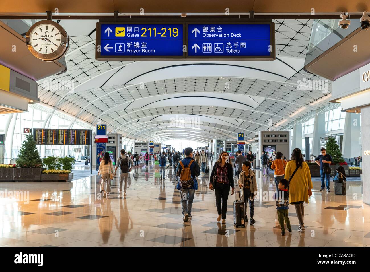 Lantau, Hongkong - 16. November 2019: Passagiere befördern Gepäck auf dem Internationalen Flughafen Hongkong Stockfoto