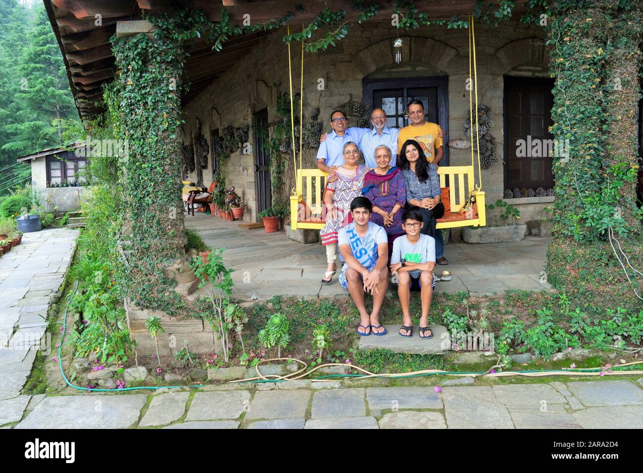 Familie sitzt auf Schaukel, Deodars Guest House, Papersali, Almora, Uttarakhand, Indien, Asien, HERR#313 Stockfoto