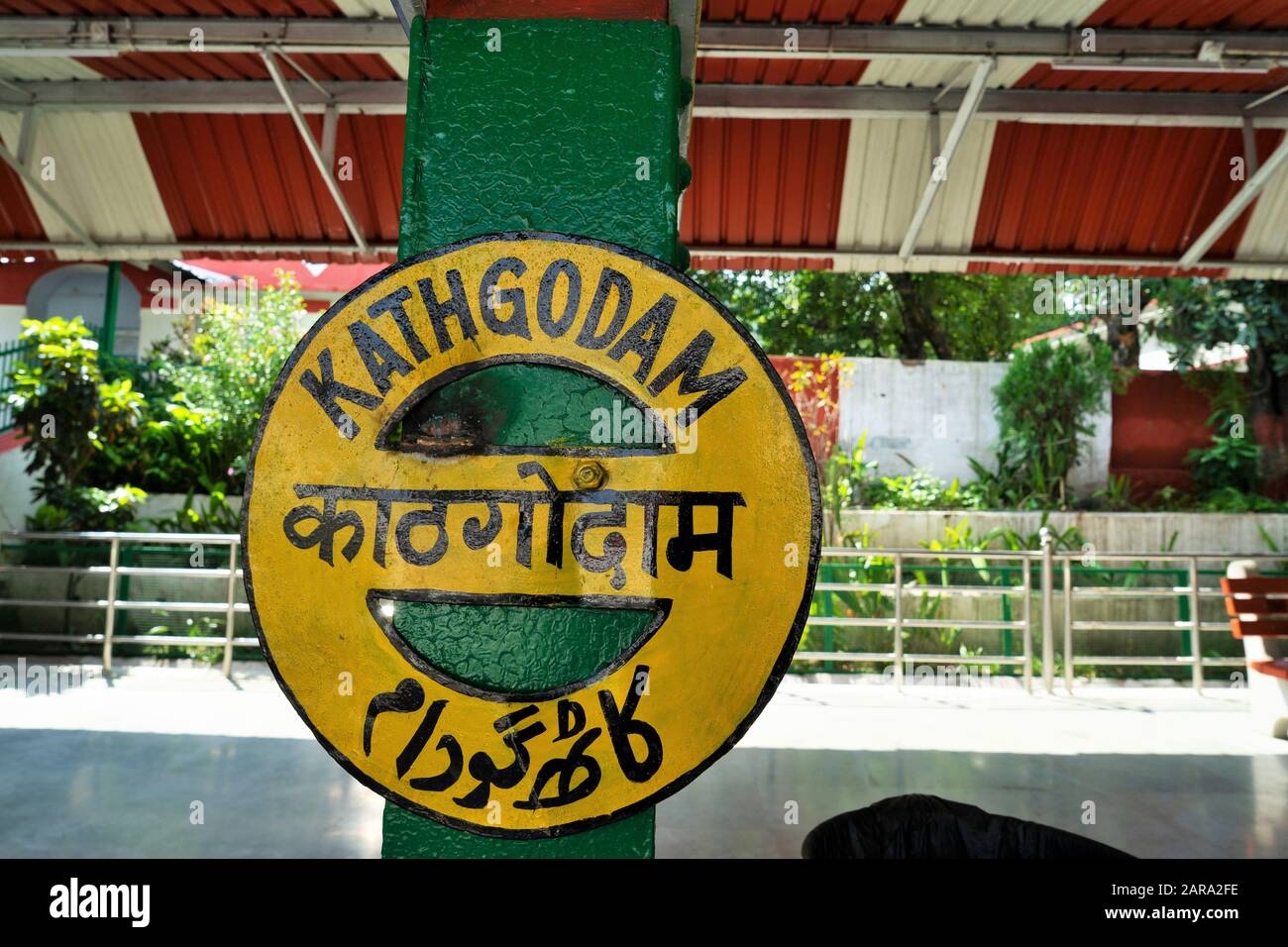 Katthgodam, Eisenbahn-Station Sign, Uttarakhand, Indien Stockfoto