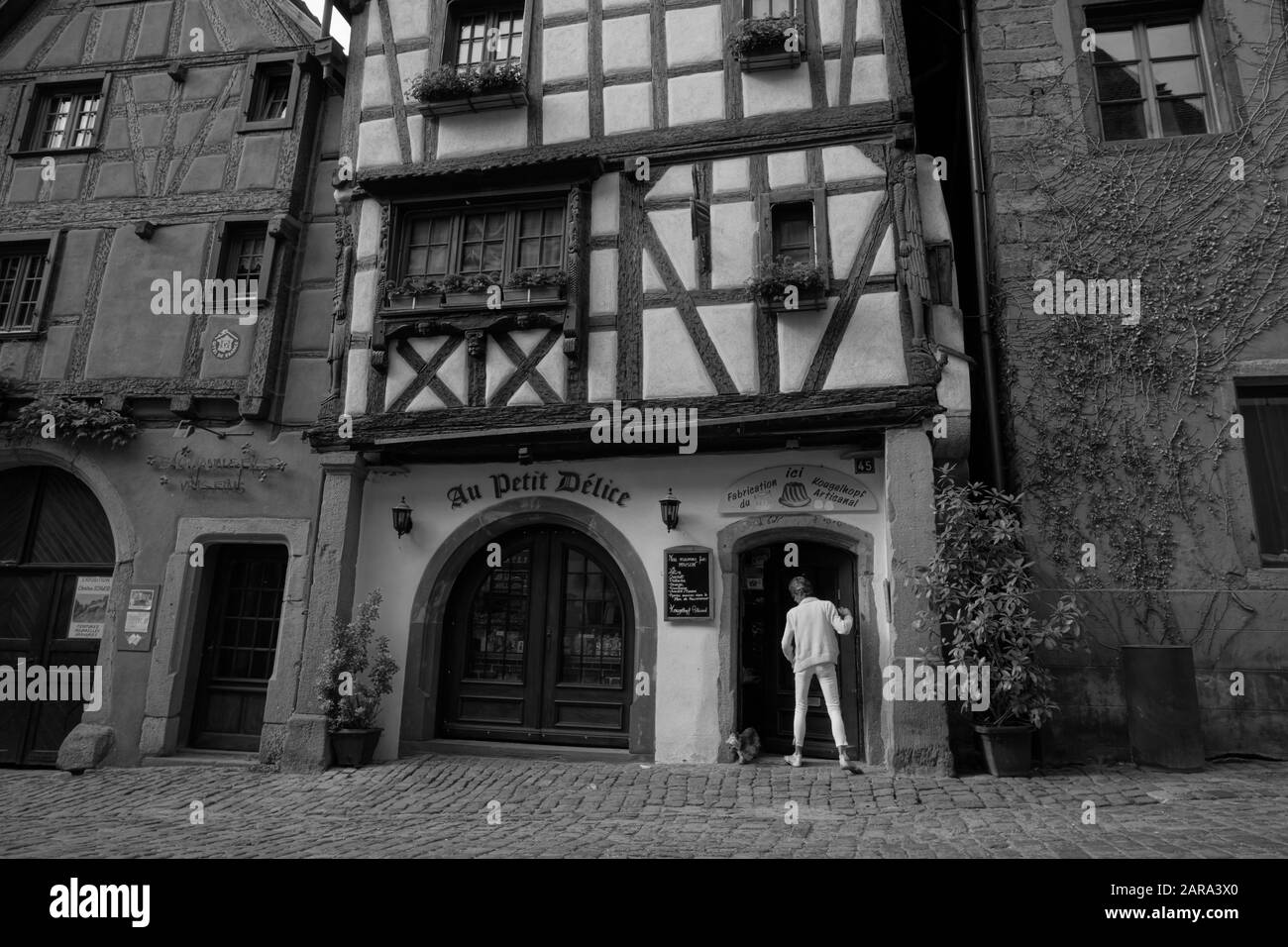 Au Petit Delice, Gepflasterte Straße, Riquewihr, Elsaß, Frankreich, Europa Stockfoto