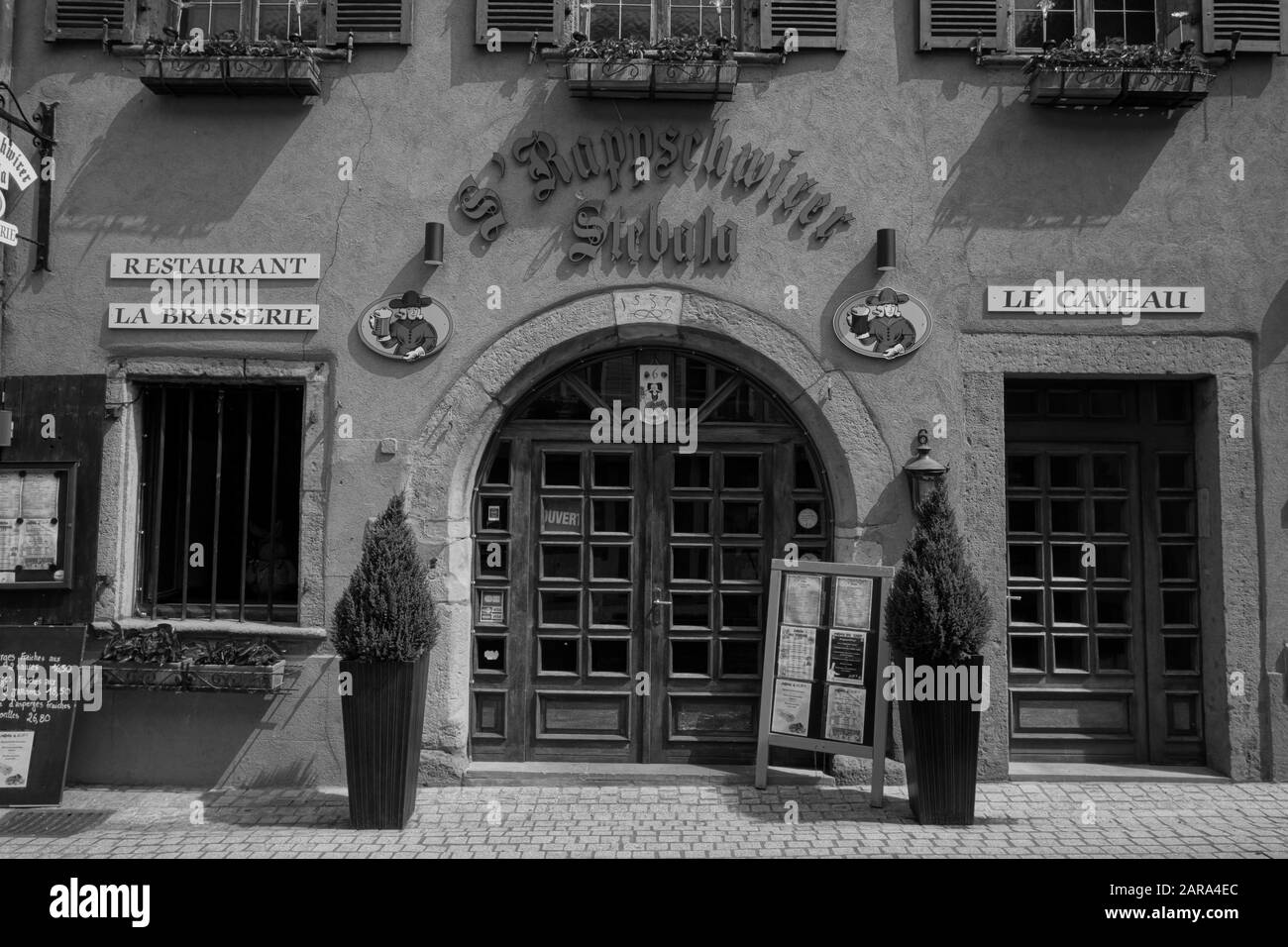 Brasserie, Restaurant, Kopfsteinpflasterstraße, Riquewihr, Elsass, Frankreich, Europa Stockfoto