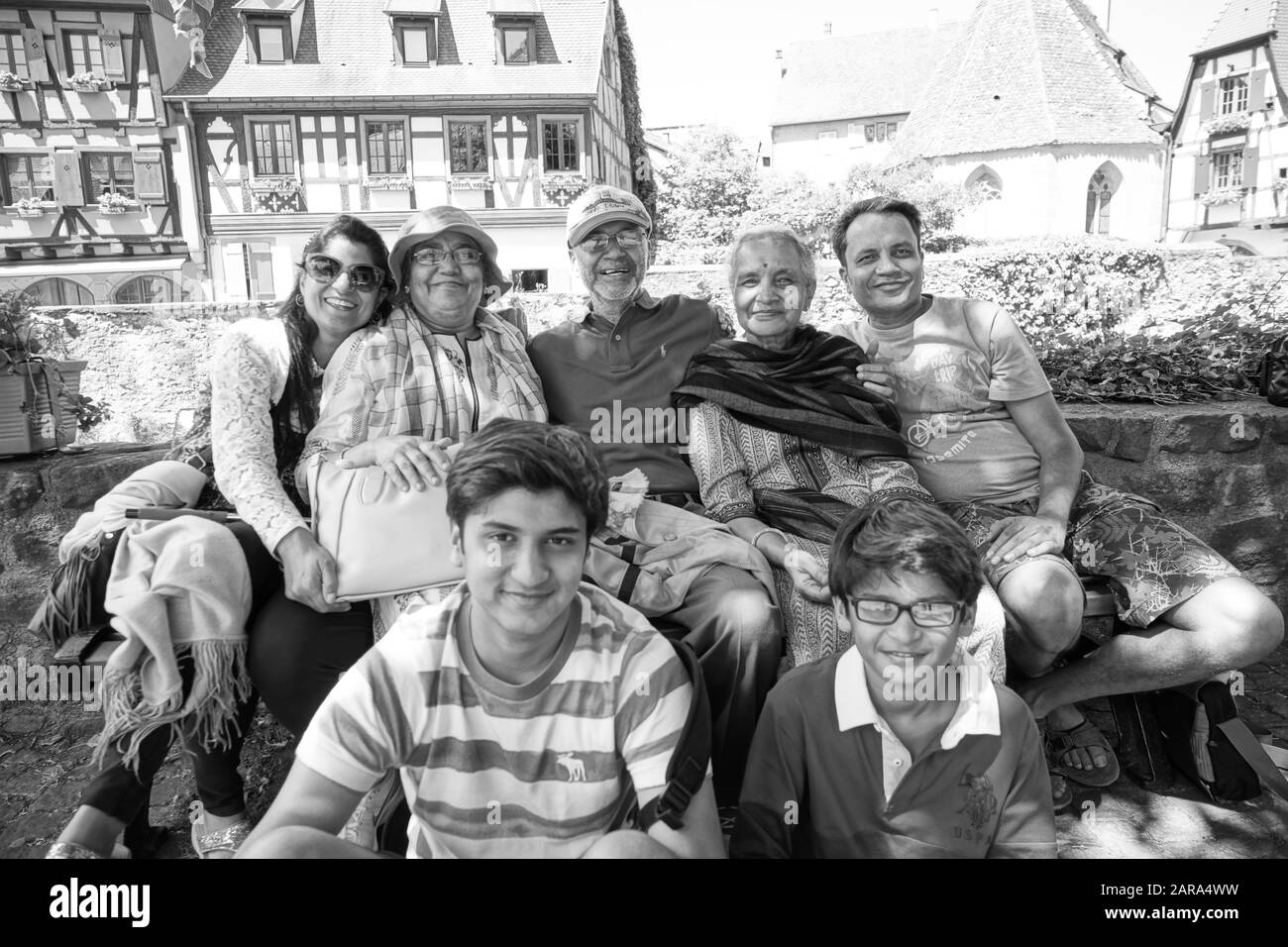 Indische Familie drei Generationen Urlaub, Kaysersberg, Elsass, Frankreich, Europa, HERR#313 Stockfoto