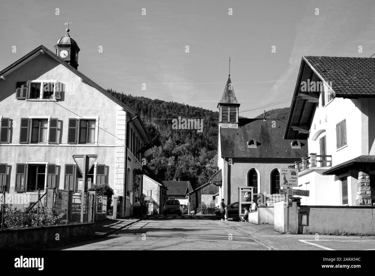 Kleine Stadtstraße mit Uhrturm, Storkensohn, Haut Rhin, Grand EST, Frankreich, Europa Stockfoto