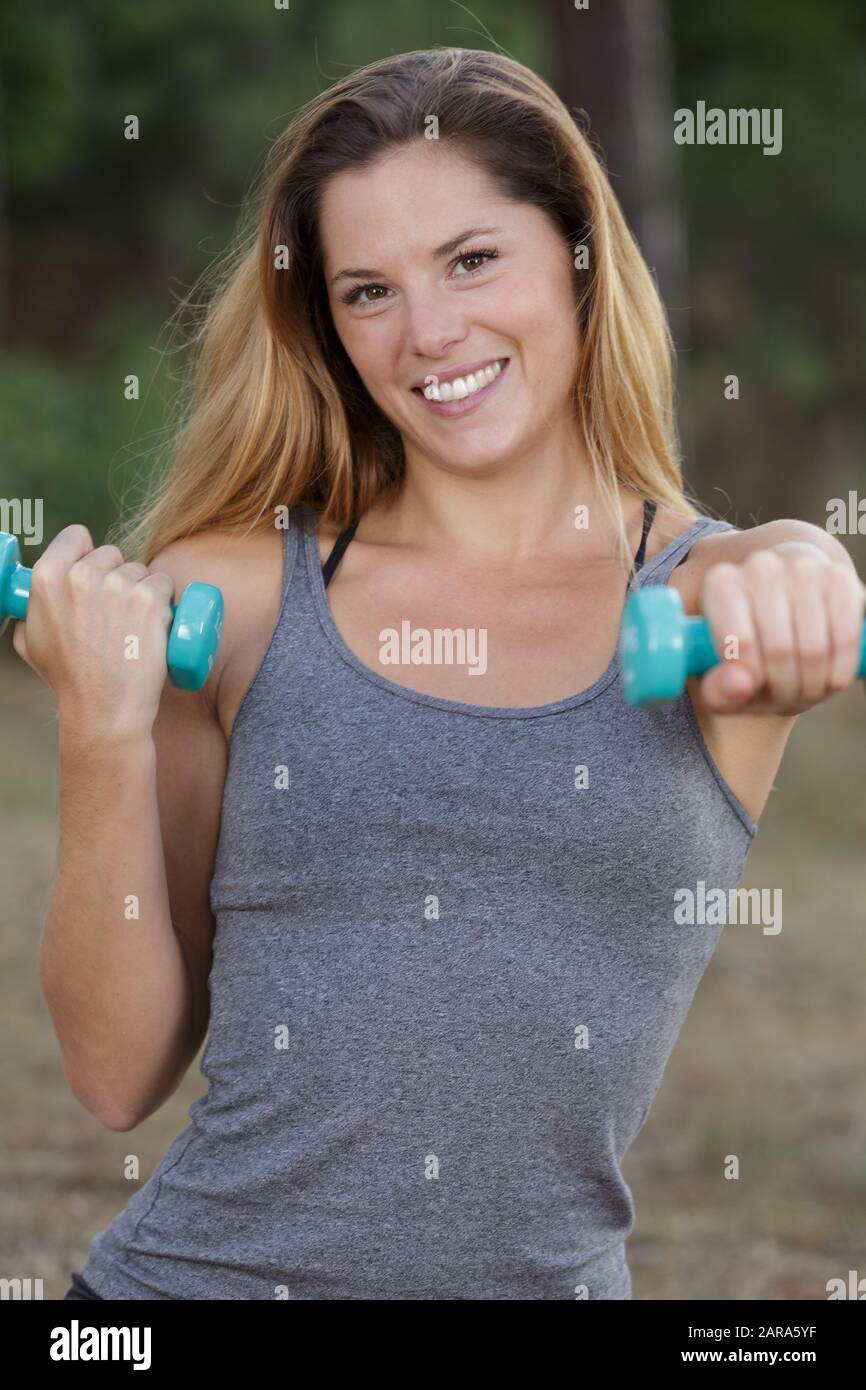 Frau, die im Freien mit Hanteln trainiert Stockfoto