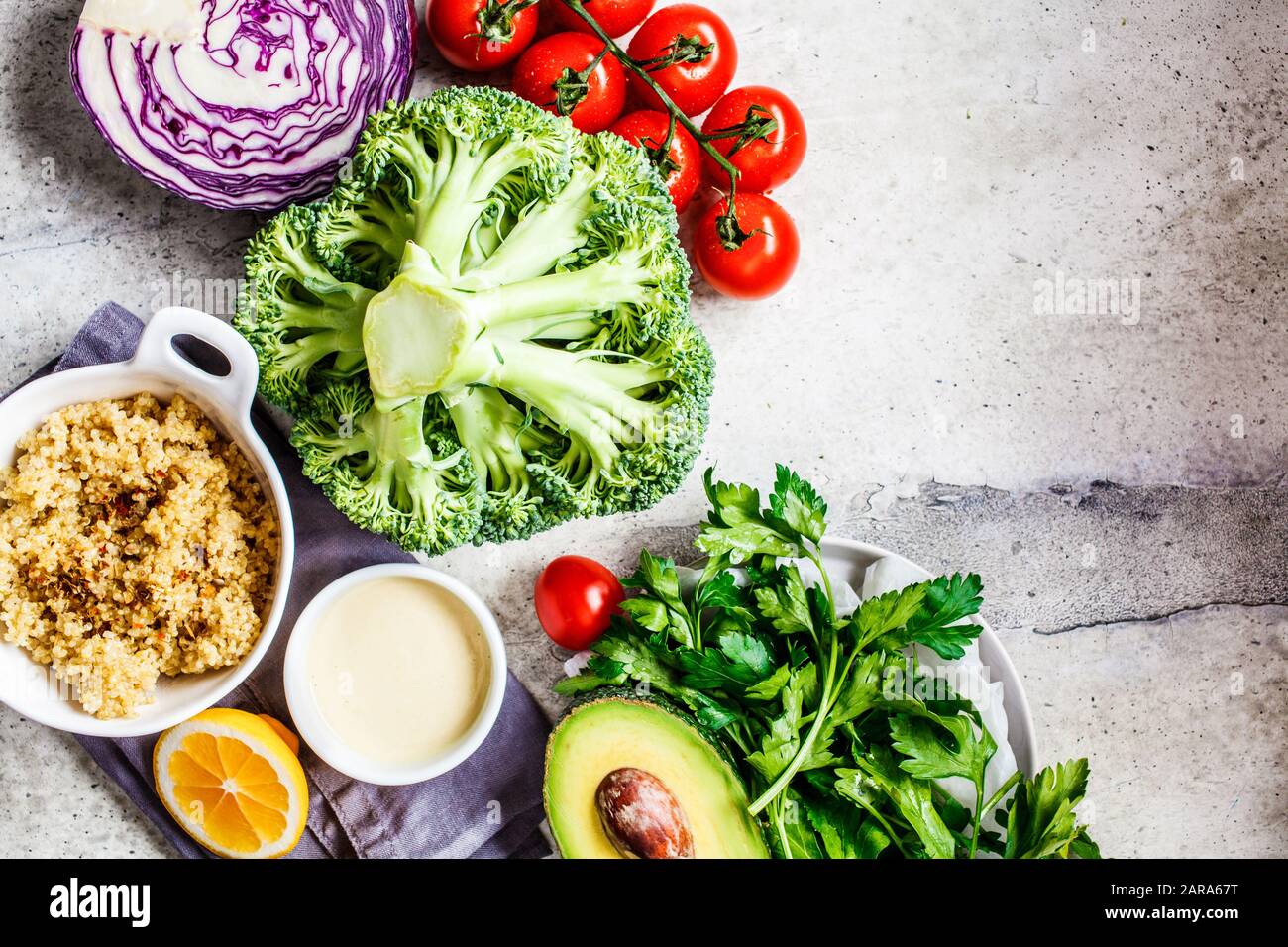 Zutaten für veganen Salat mit Quinoa, Brokkoli, Avocado und Tahini-Dressing. Gesundes Lebensmittelkonzept. Stockfoto
