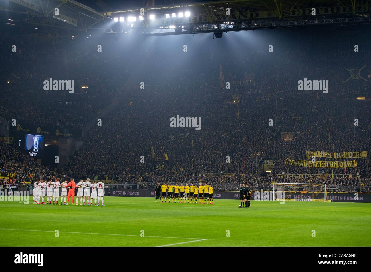 Schweigeminute für den verstorbenen Hans TILKOWSKI, Gedenken, Schweigen, Fußball 1. Bundesliga, 19. Spieltag, Borussia Dortmund (DO) - 1.FC Köln (K) 5:1, am 24. Januar 2020 in Dortmund/Deutschland. ¬ Nutzung weltweit Stockfoto
