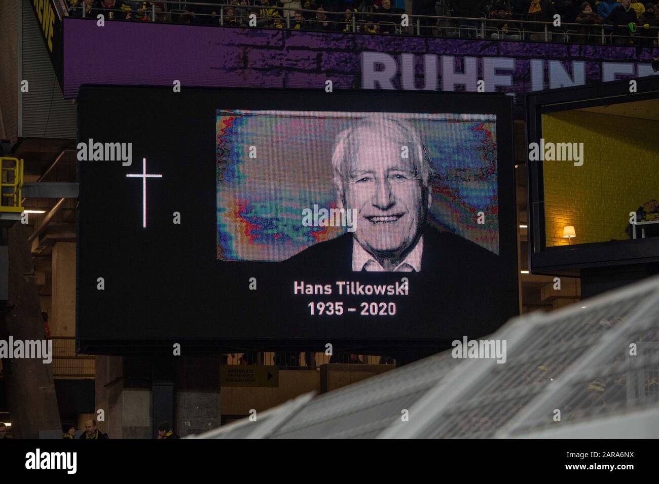 Schweigeminute für den verstorbenen Hans TILKOWSKI, Gedenken, Schweigen, Fußball 1. Bundesliga, 19. Spieltag, Borussia Dortmund (DO) - 1.FC Köln (K) 5:1, am 24. Januar 2020 in Dortmund/Deutschland. ¬ Nutzung weltweit Stockfoto