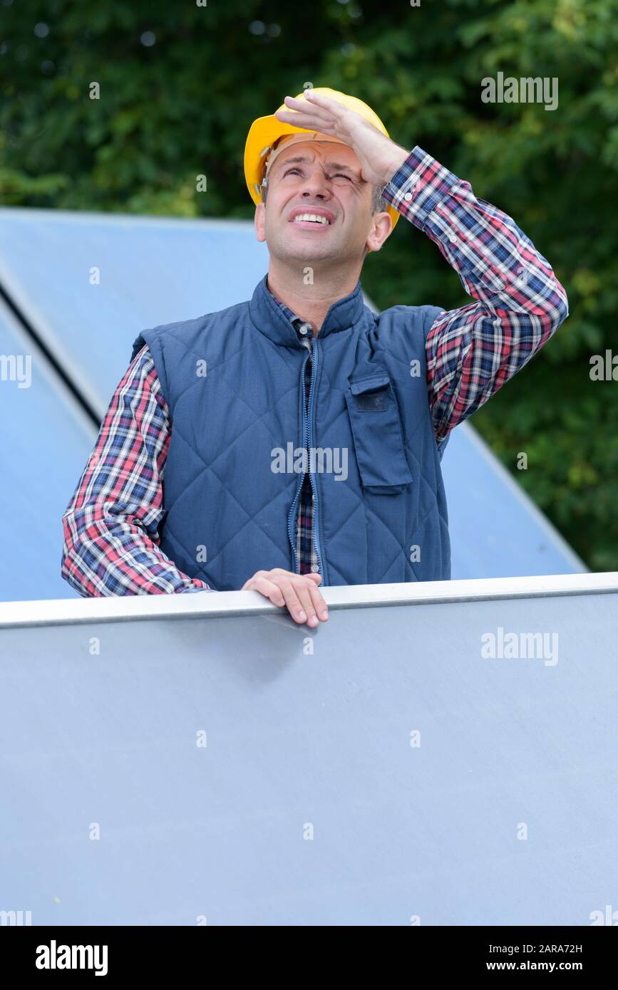 Techniker überprüft die Wartung der Solaranlage Stockfoto