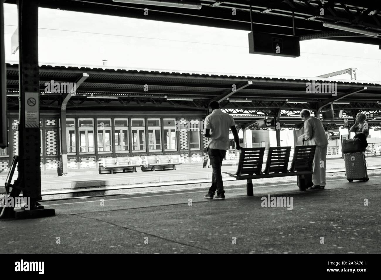 Wartende Menschen, Bahnsteig, Colmar, Grand EST, Alsace, Frankreich, Europa Stockfoto