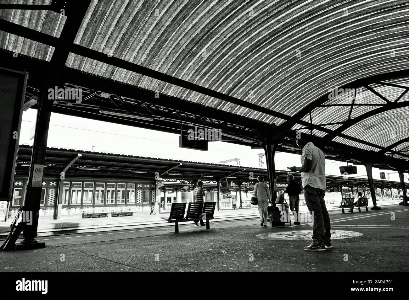 Wartende Menschen, Bahnsteig, Colmar, Grand EST, Alsace, Frankreich, Europa Stockfoto