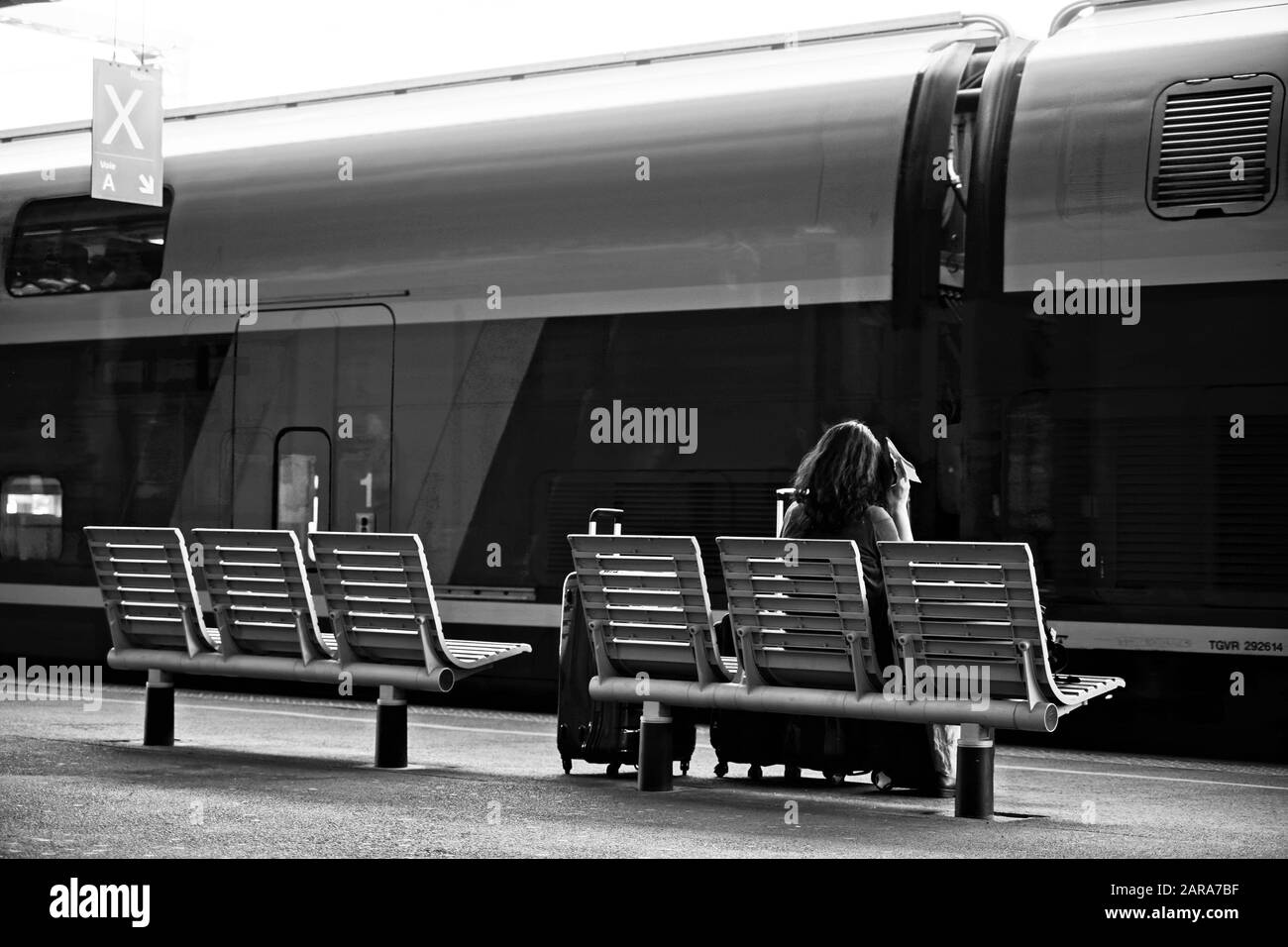 Frau Waiting, Bahnsteig, Colmar, Grand EST, Alsace, Frankreich, Europa Stockfoto