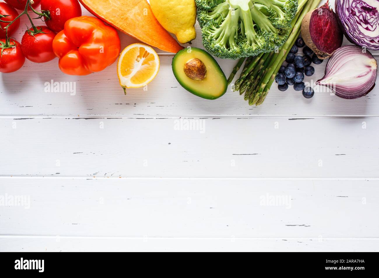 Rainbow färbt Gemüse und Beerenhintergrund. Detox, veganes Essen, Zutaten für Saft und Salat. Stockfoto