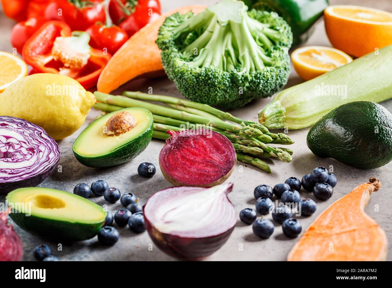 Rainbow färbt Gemüse und Beerenhintergrund. Detox, veganes Essen, Zutaten für Saft und Salat. Stockfoto