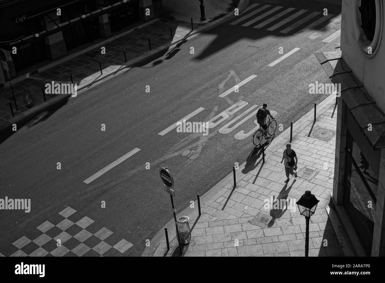 Radfahrer auf der Straße, Langschatten, Paris, Frankreich, Europa Stockfoto