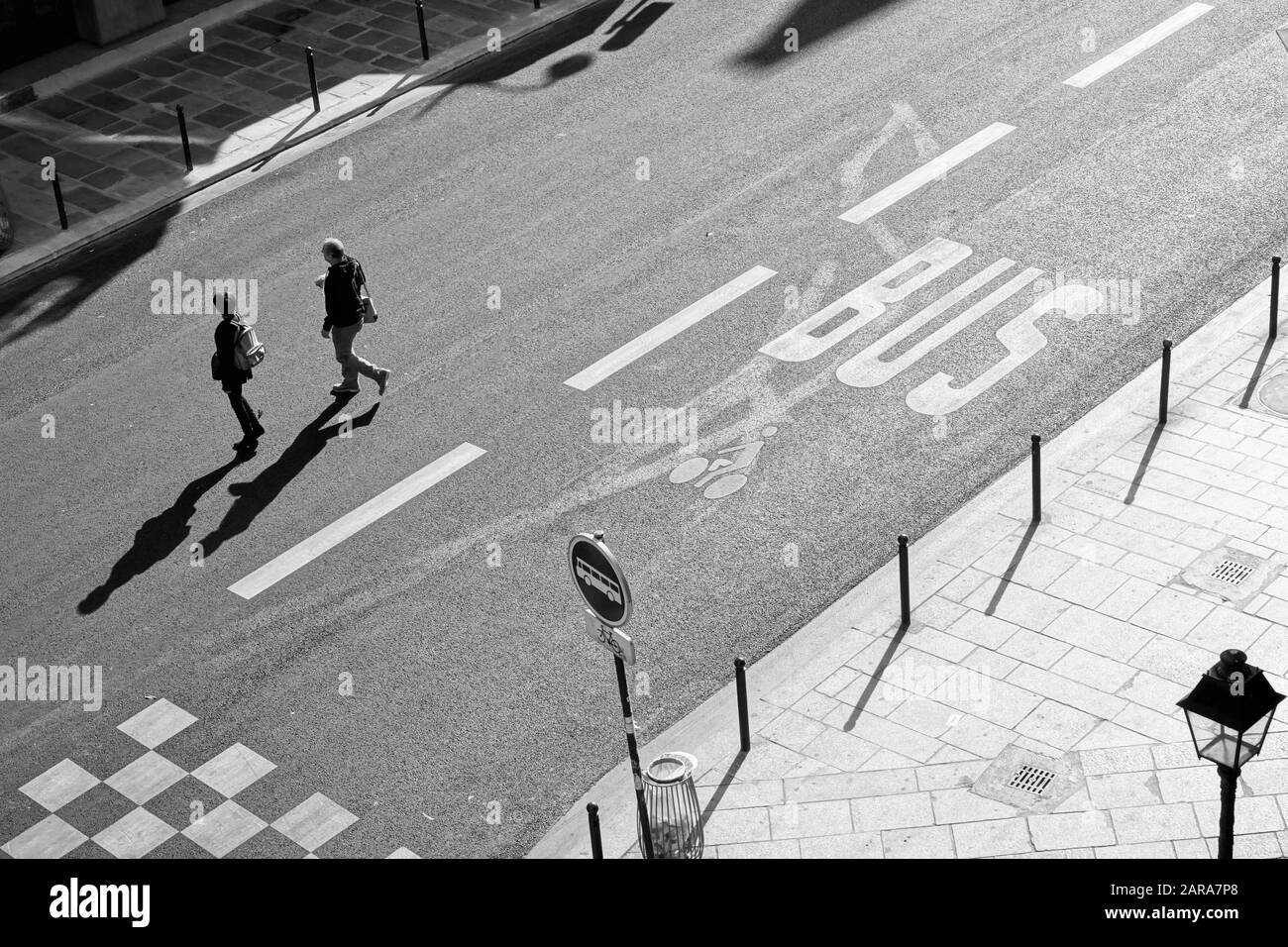 Luftleute, die auf der Straße spazieren, lange Schatten, Paris, Frankreich, Europa Stockfoto
