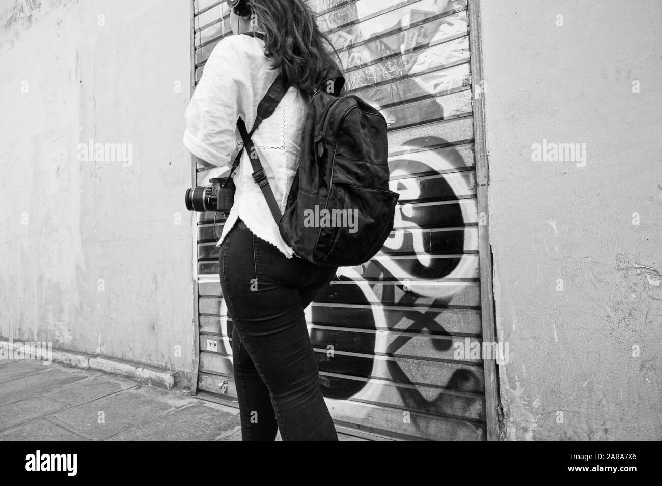 Frau Fotografin, die auf dem Straßenbelag spaziert, Paris, Frankreich, Europa Stockfoto