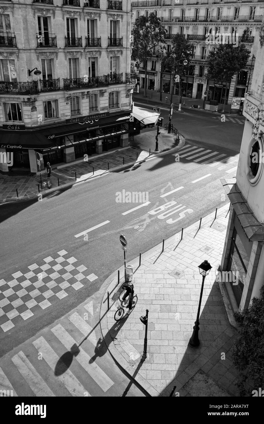 Radfahrer auf Bürgersteig, Langschatten, Paris, Frankreich, Europa Stockfoto