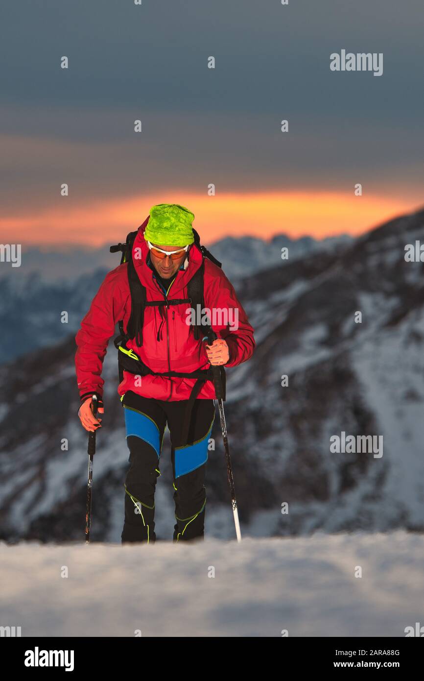 Skitouren bergauf auf auf den alpen bei Sonnenuntergang Stockfoto