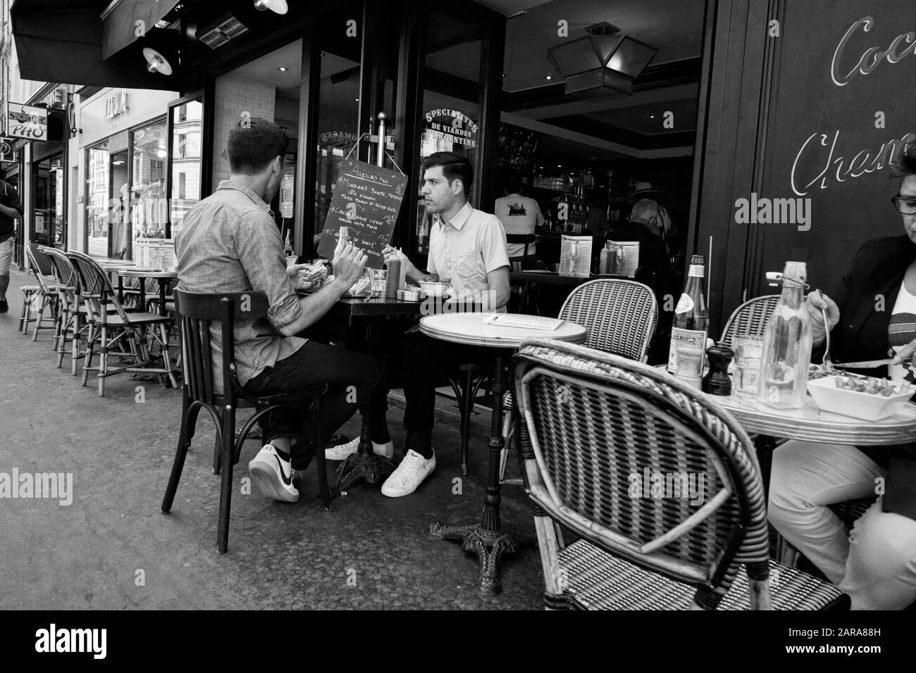 Zwei Freunde essen, Café auf dem Bürgersteig, Paris, Frankreich, Europa Stockfoto