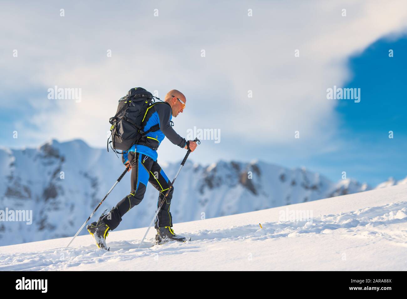 Skibergsteigen in Aktion mit Robbenhäuten Stockfoto