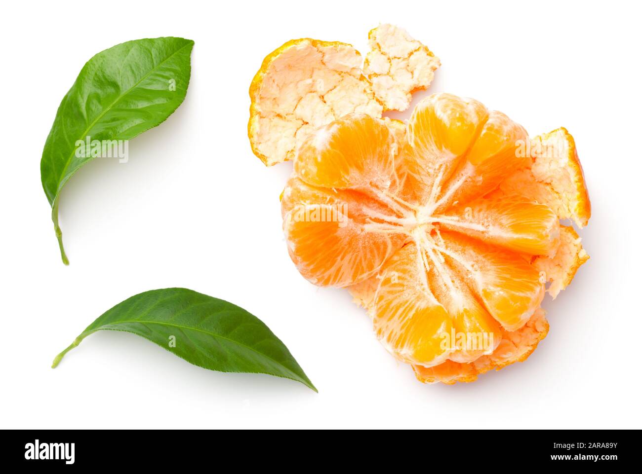 Geschälte Mandarine mit grünen Blättern isoliert auf weißem Hintergrund. Orange, Tangerine, Clementine. Draufsicht, flacher Lay Stockfoto