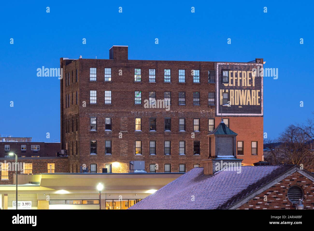Utica, NEW YORK - 20. JANUAR 2012: Closeup Night View of Whiffen Robyat Building, Im National Register of Historic Platces, Auf 327 Blee Gelistet Stockfoto