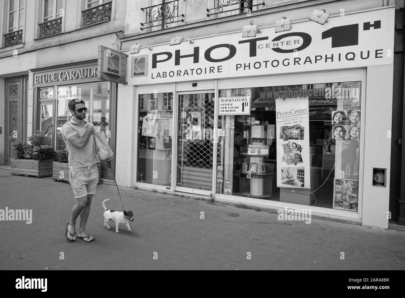 Mann Gehhund auf Bürgersteig, Fotocenter, Rue Saint Antoine, Paris, Frankreich, Europa Stockfoto