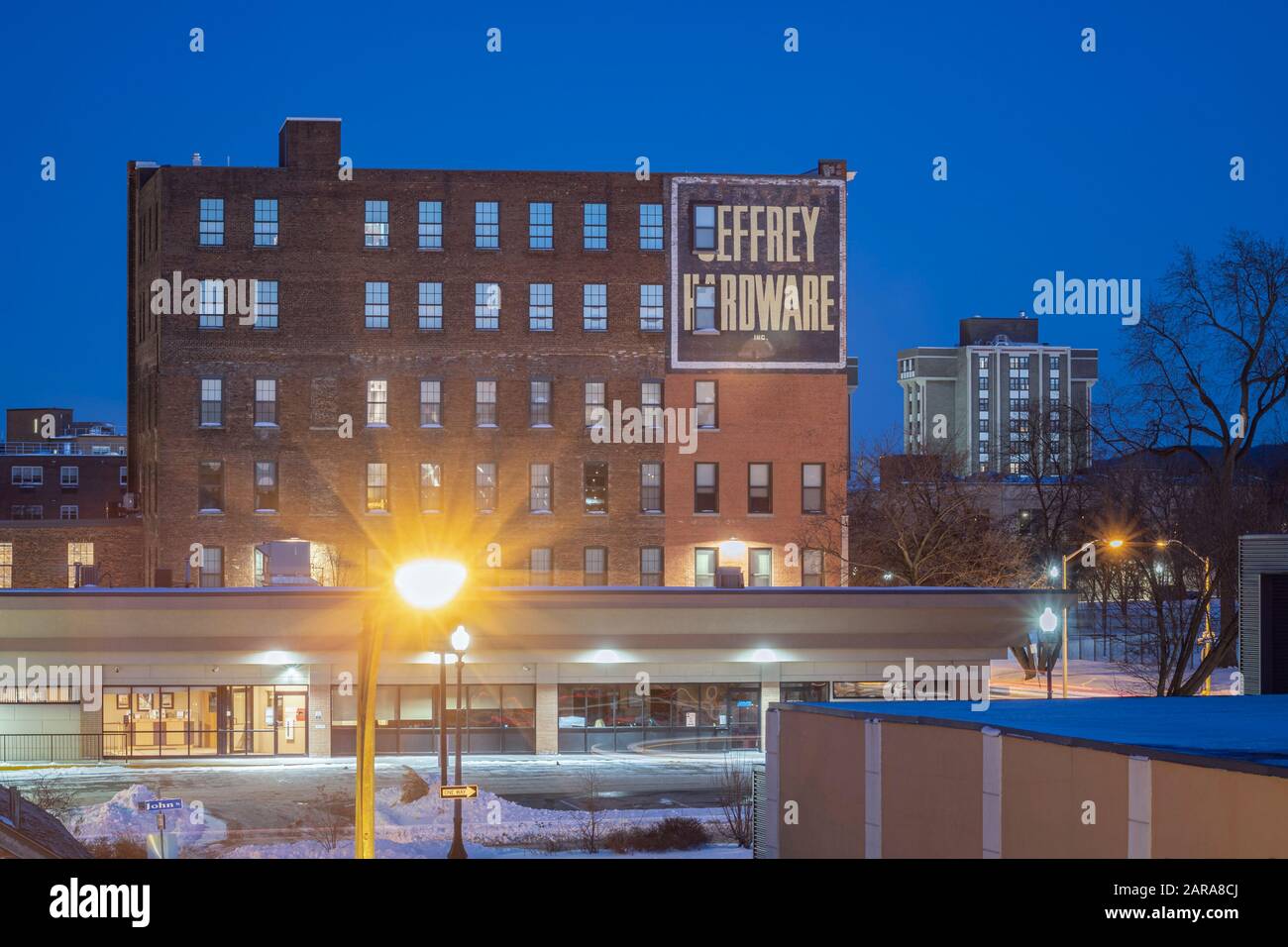 Utica, NEW YORK - 20. JANUAR 2012: Night View of Whiffen Robyat Building, Im National Register of Historic Platces, In der 327 Bleecker St aufgeführt, Stockfoto