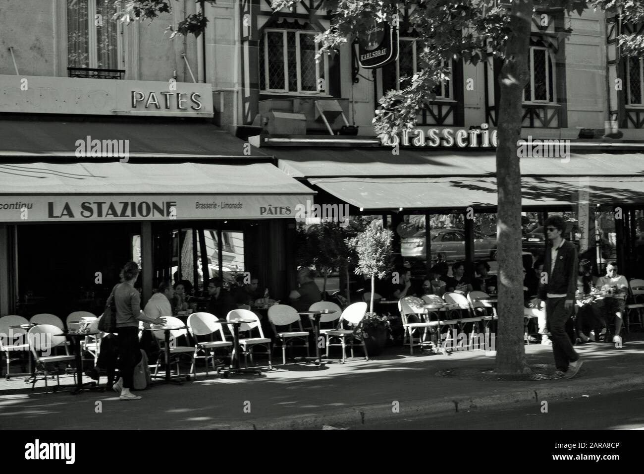 Männer und Frauen sitzen, Café auf dem Bürgersteig, Paris, Frankreich, Europa Stockfoto