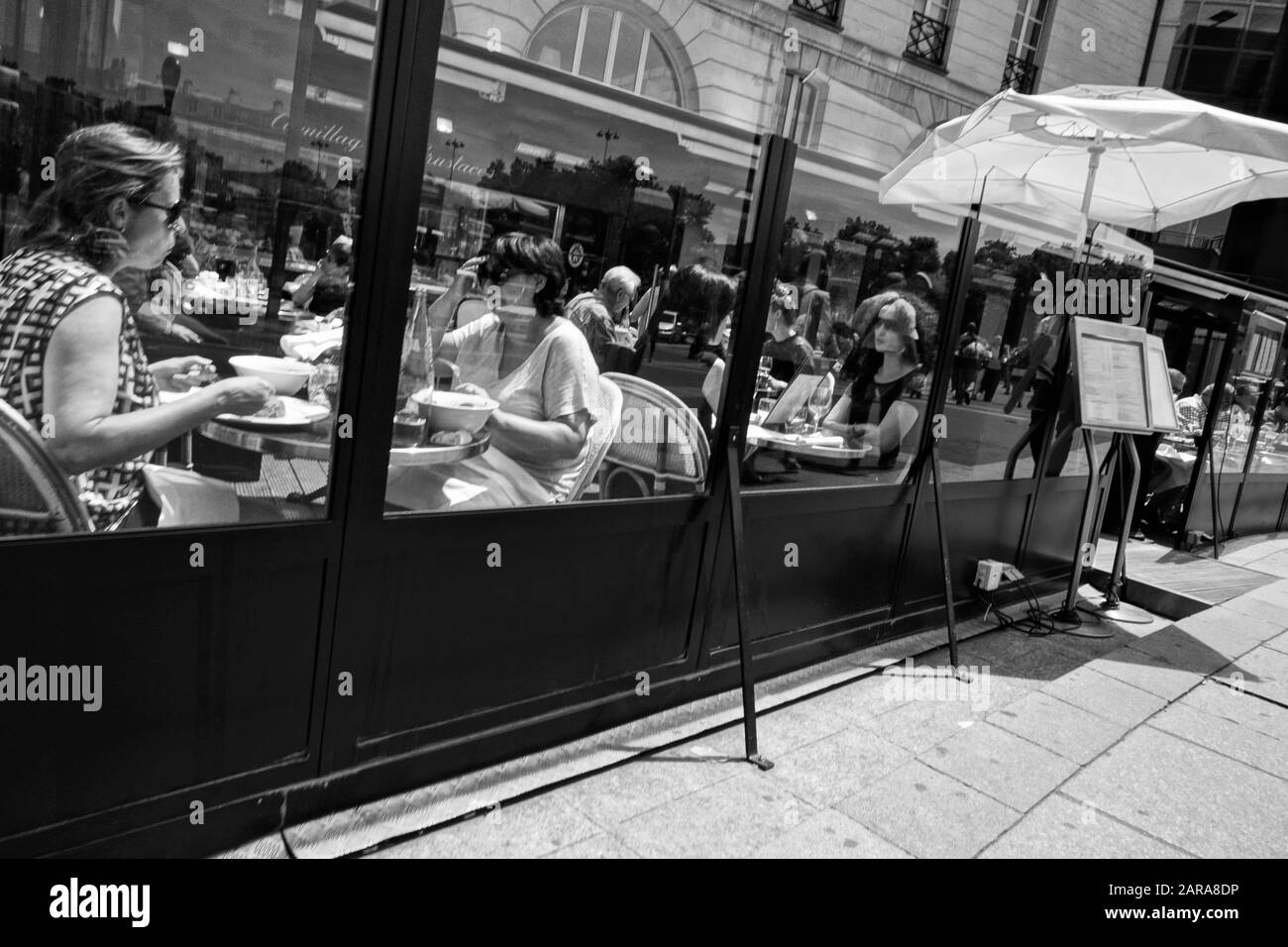 Männer und Frauen essen, Café auf dem Bürgersteig, Paris, Frankreich, Europa Stockfoto