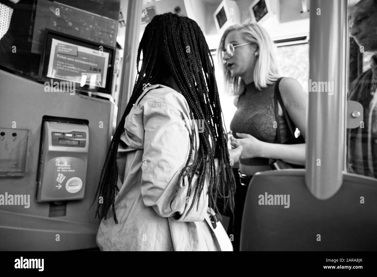 Frau mit schwarzen geflochtenen Haaren, Paris, Frankreich, Europa Stockfoto