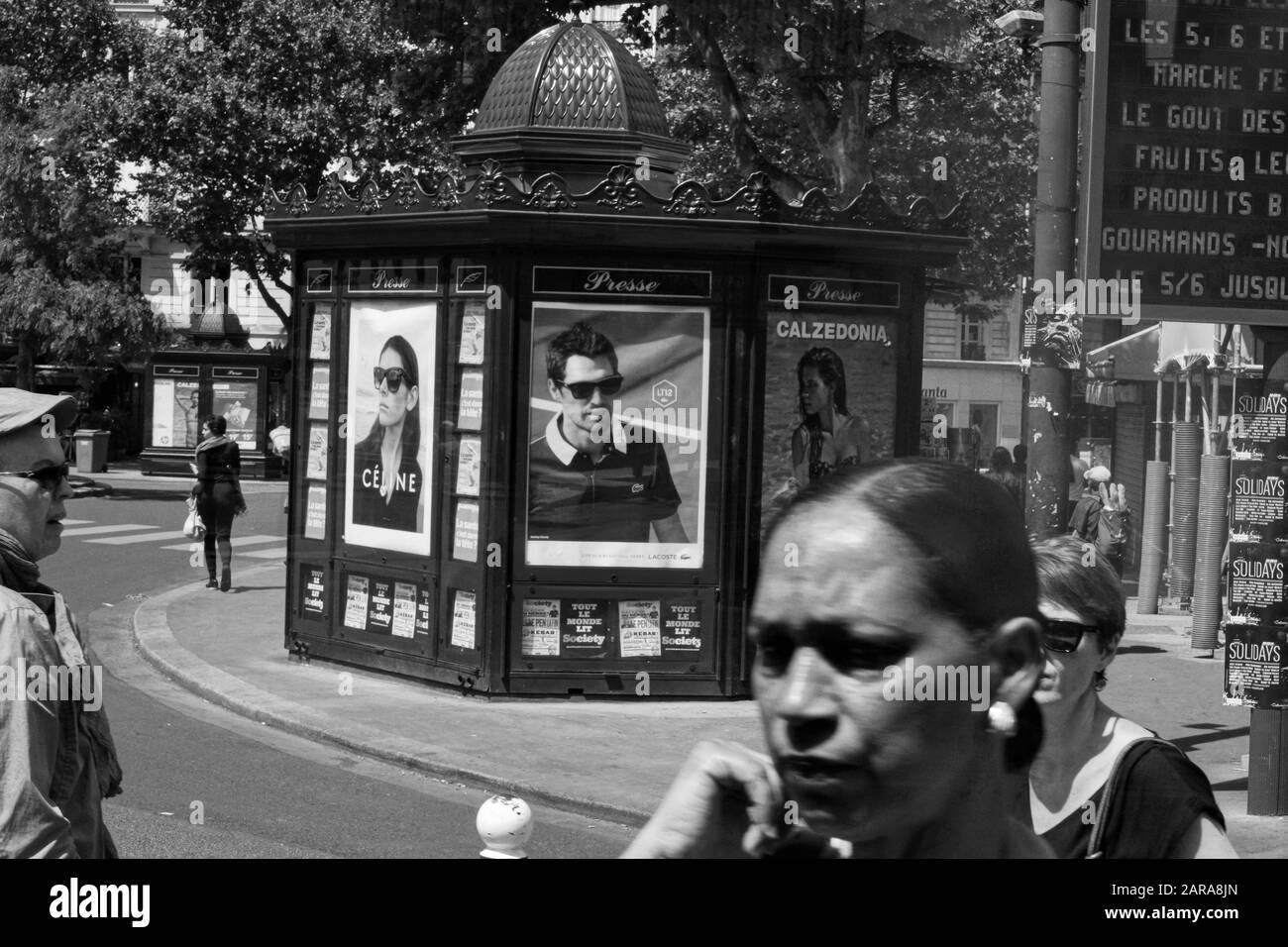 Drei Gesichter, Presse-Kiosk, Poster von Celine und Calzedonia, Paris, Frankreich, Europa Stockfoto