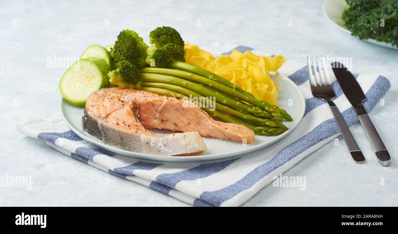 Gesundes Essen, gedünsteter Lachs mit gedünstetem Gemüse. Stockfoto