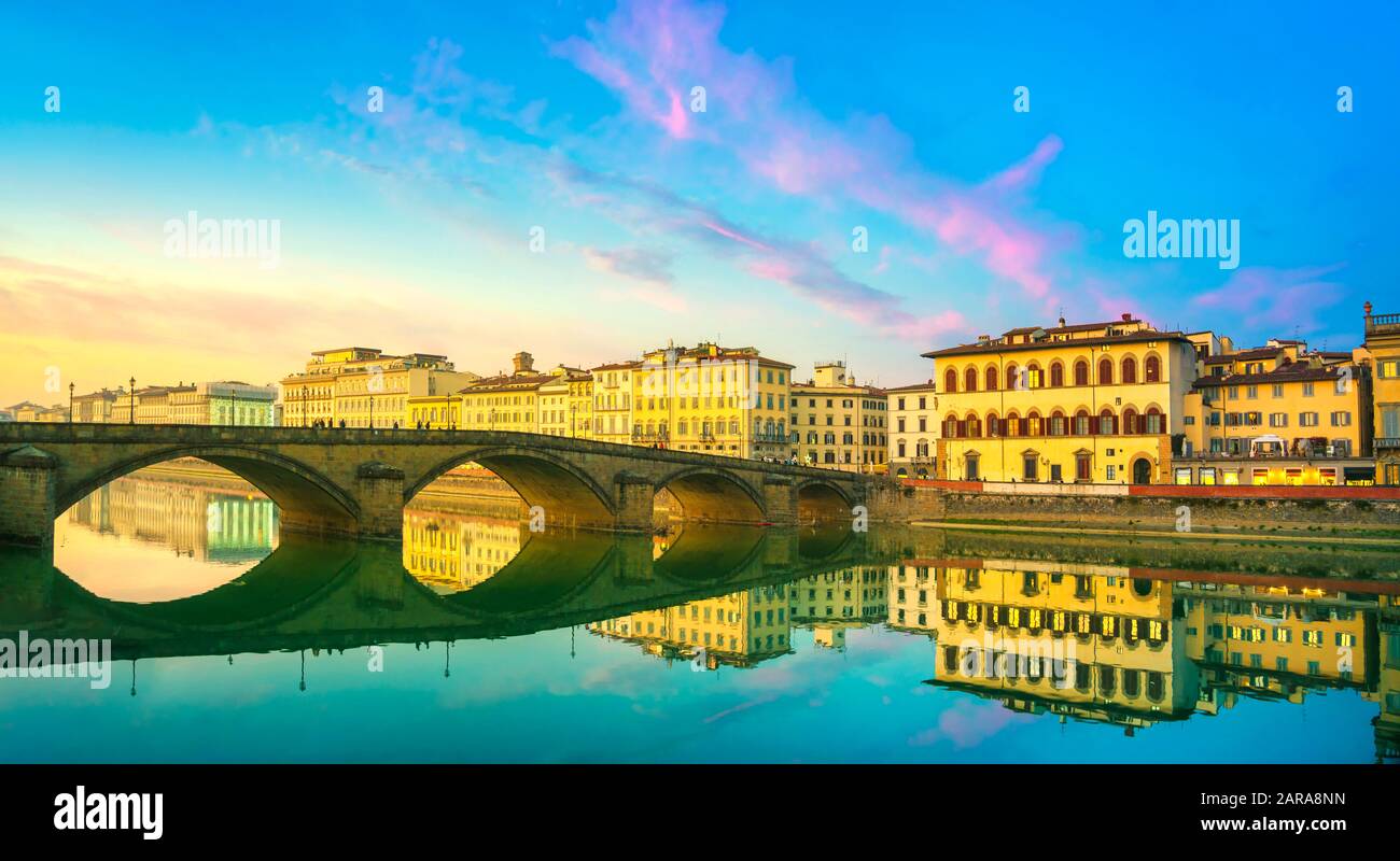 Florenz, Ponte alla Carraia mittelalterliche Brücke Wahrzeichen an Arno bei Sonnenuntergang. Toskana, Italien. Stockfoto