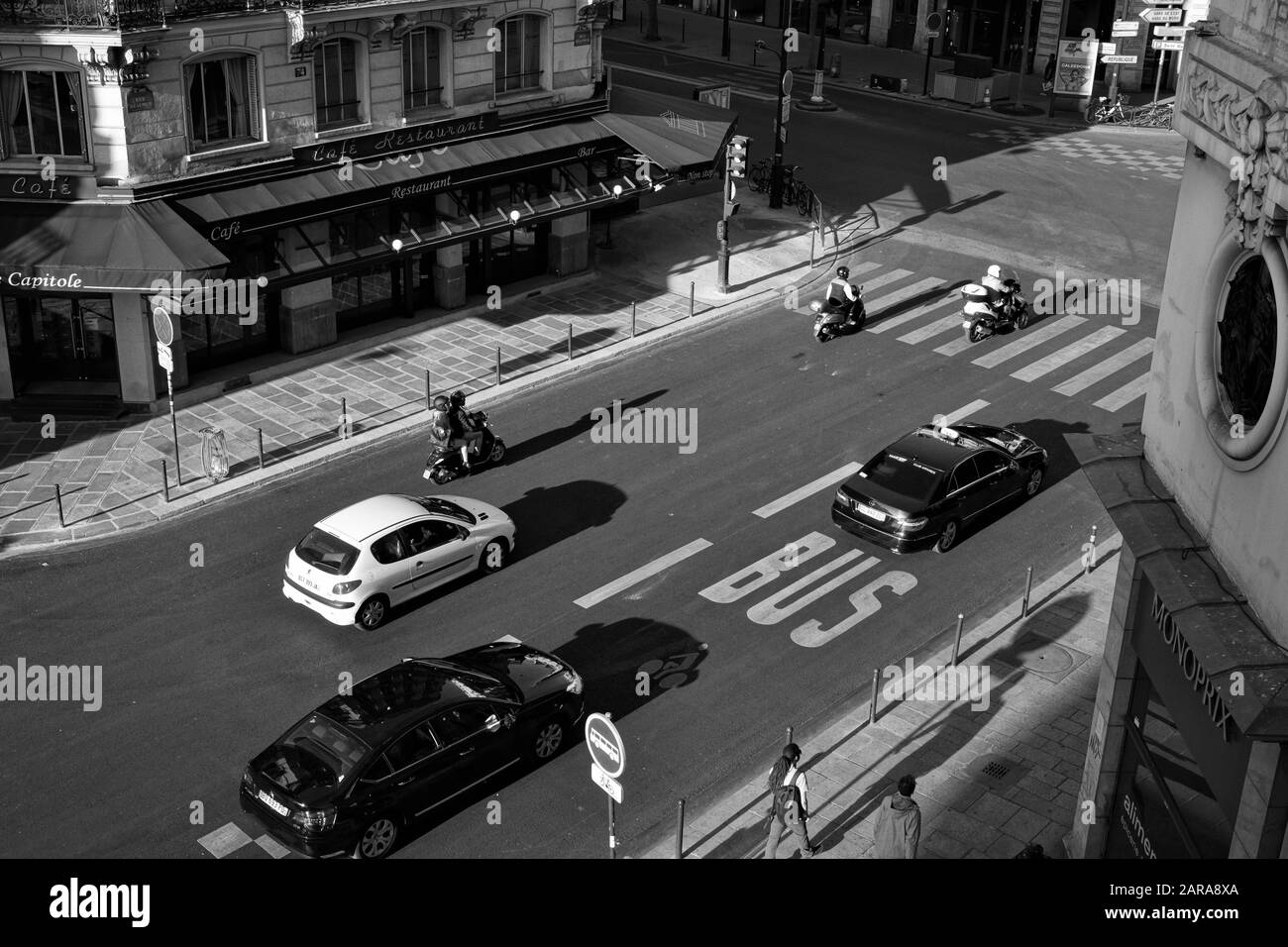 Luftaufnahmen von Fahrrädern und Autos auf der Straße, Langschatten, Paris, Frankreich, Europa Stockfoto