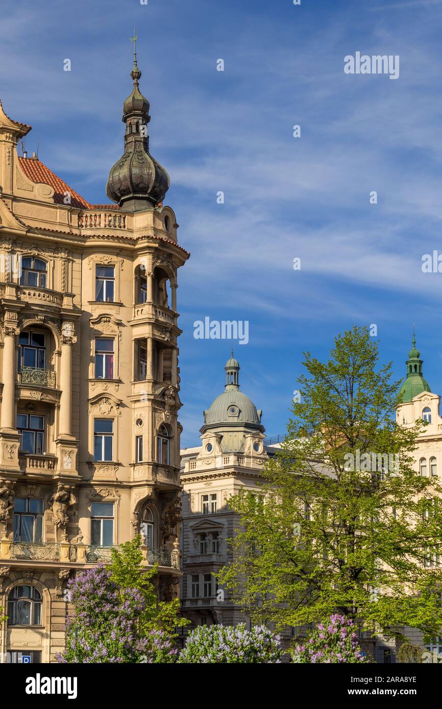 Fassaden von Jugendstilbauten in der Nähe der Moldau im Bezirk Newtown, Prag, Böhmen, Tschechien, Europa Stockfoto