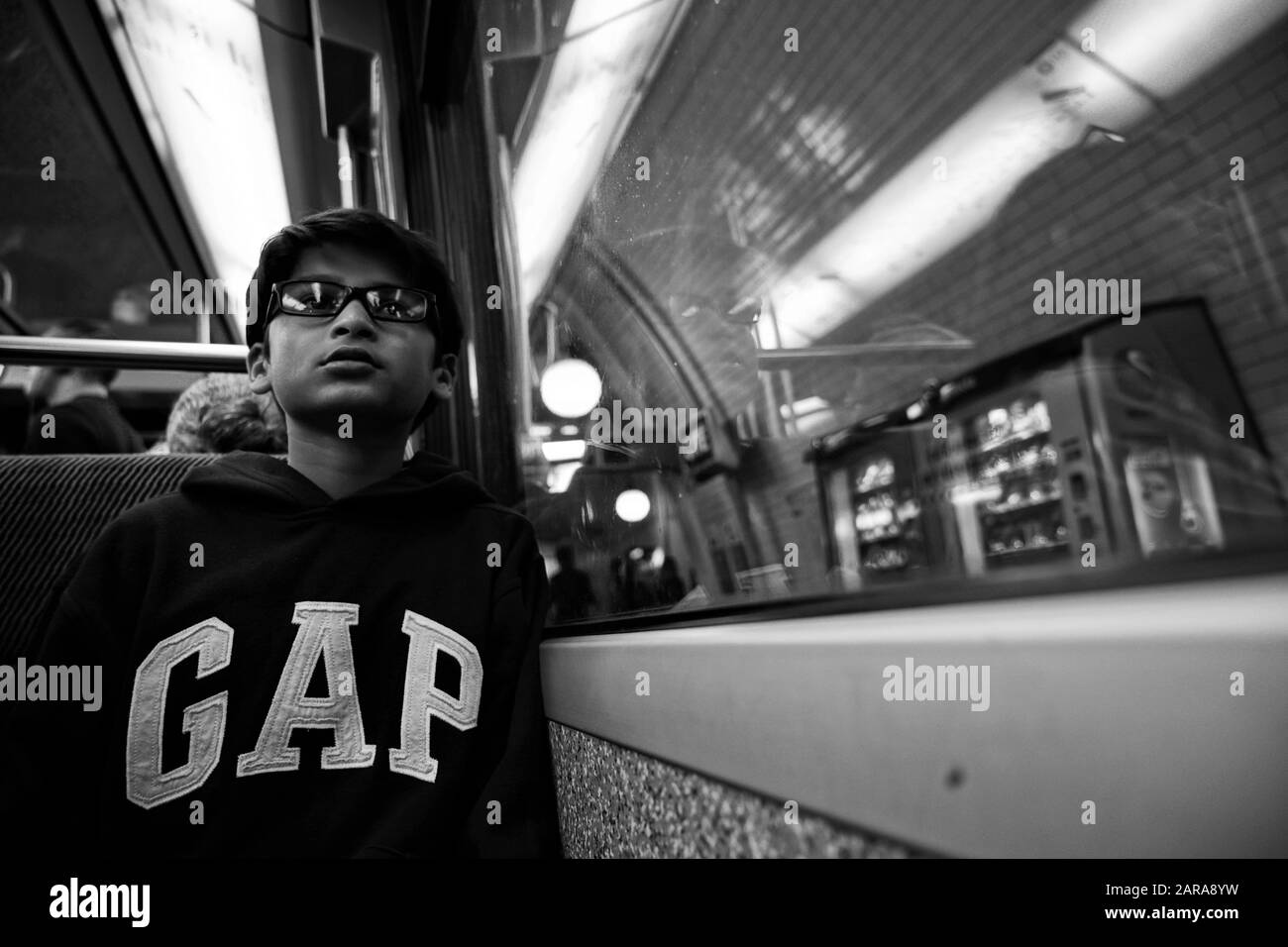 Junge im U-Bahn-Zug, Paris, Frankreich, Europa Stockfoto