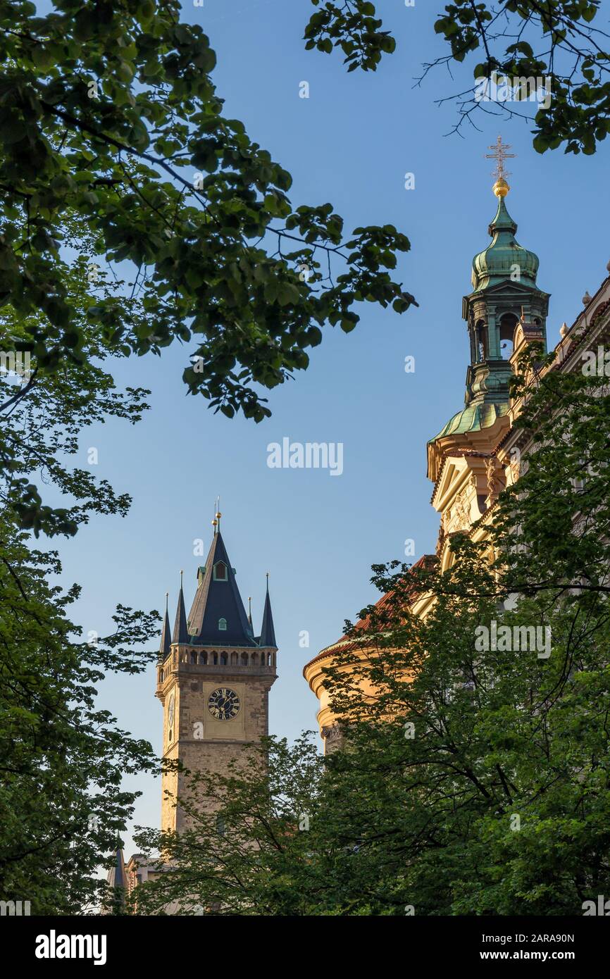 Uhrturm des alten Rathauses und Jugendstilgebäudes im Stadtteil Josefinov der Altstadt, Prag, Böhmen, Tschechien, Europa Stockfoto