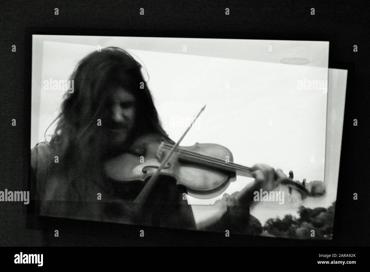 TV News, Mann spielt Geige, Paris, Frankreich, Europa Stockfoto