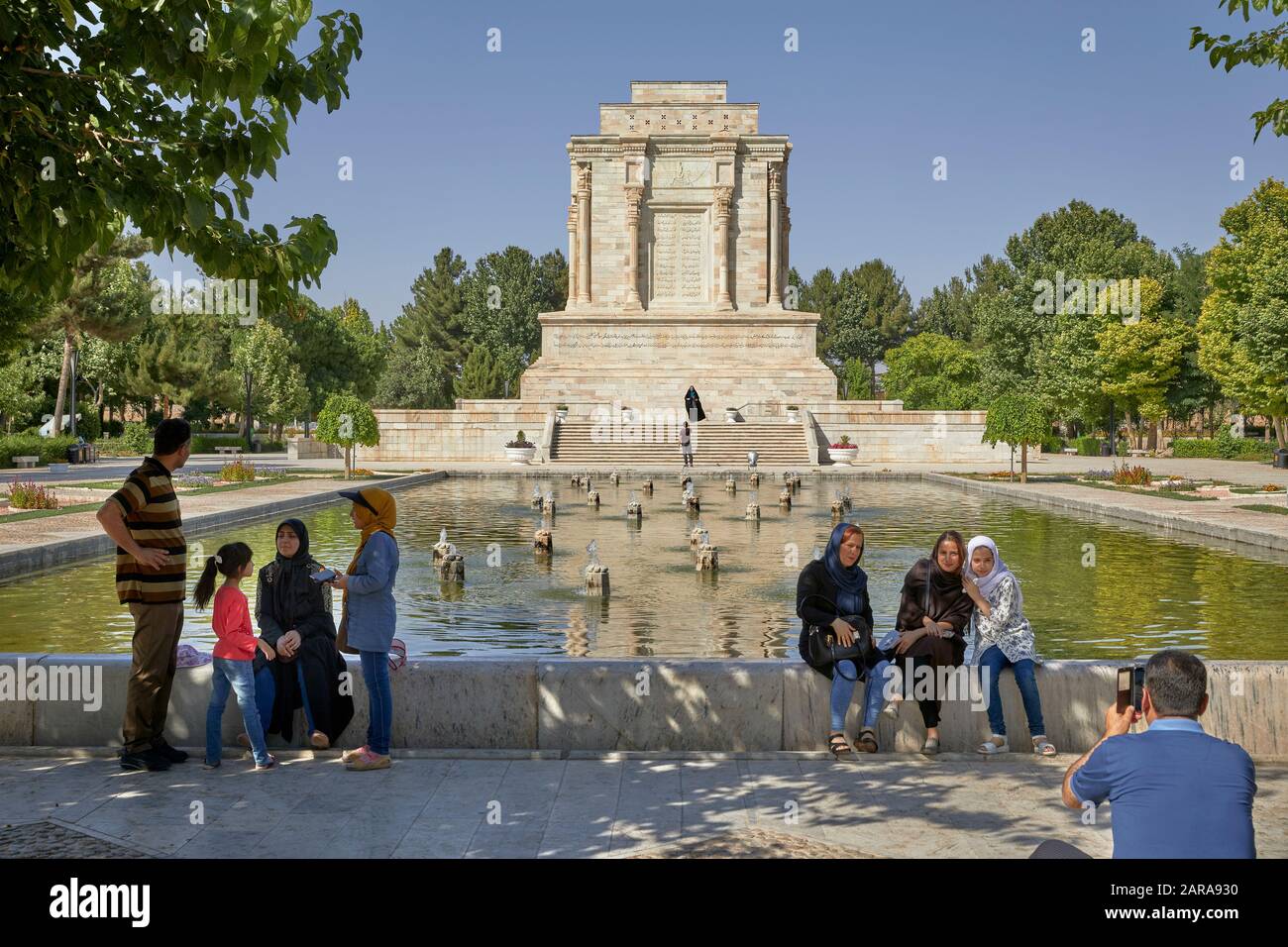 Juni 2017 das Grab des Dichters Firdausi (Abu l-Qasem-e Ferdousi) in der Stadt Ües bei Mashhad im Iran eingenommen. Er ist Autor des monumentalen Schahnamens (deutsch "Buch der Könige"), das rund 60.000 Verse umfasst, des Nationalepos der persischsprachigen Welt. Weltweite Verwendung Stockfoto