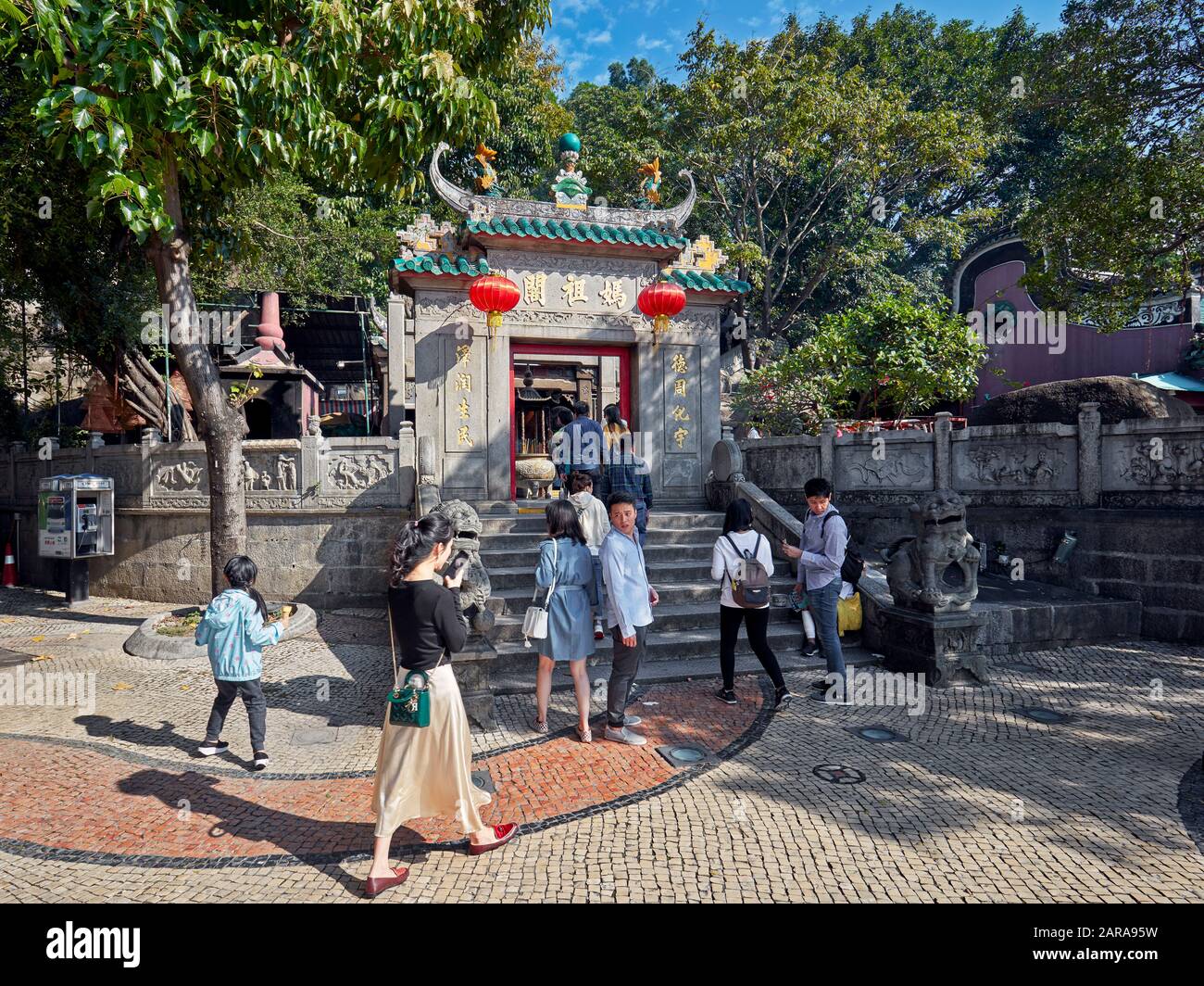 Menschen im Pavillon des Tores des TEMPELS A-Ma. Macau, China. Stockfoto