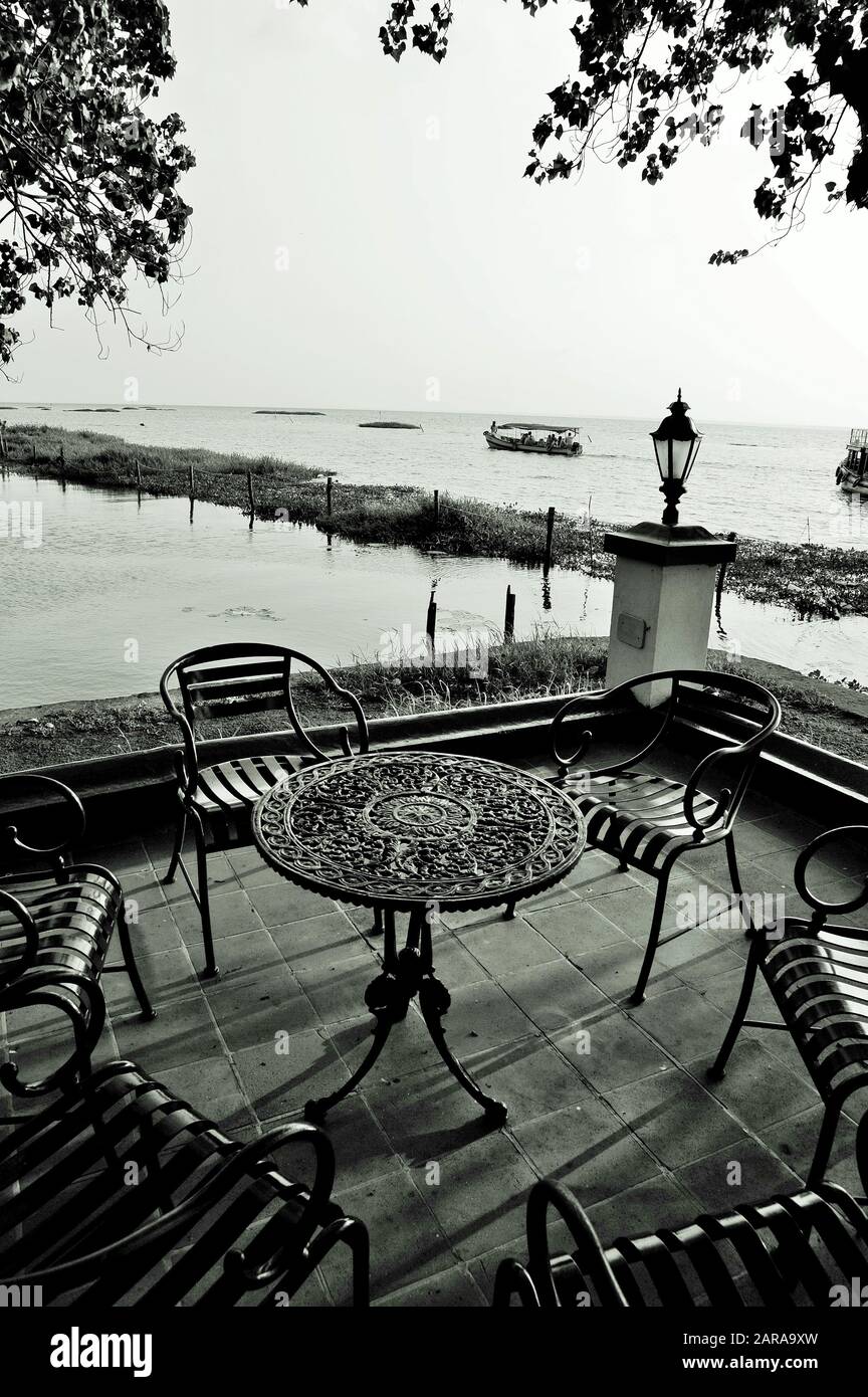 Tisch und Stühle, Vembanad-See, Coconut Lagoon Resort, Kumarakom, Kottayam, Kerala, Indien, Asien Stockfoto
